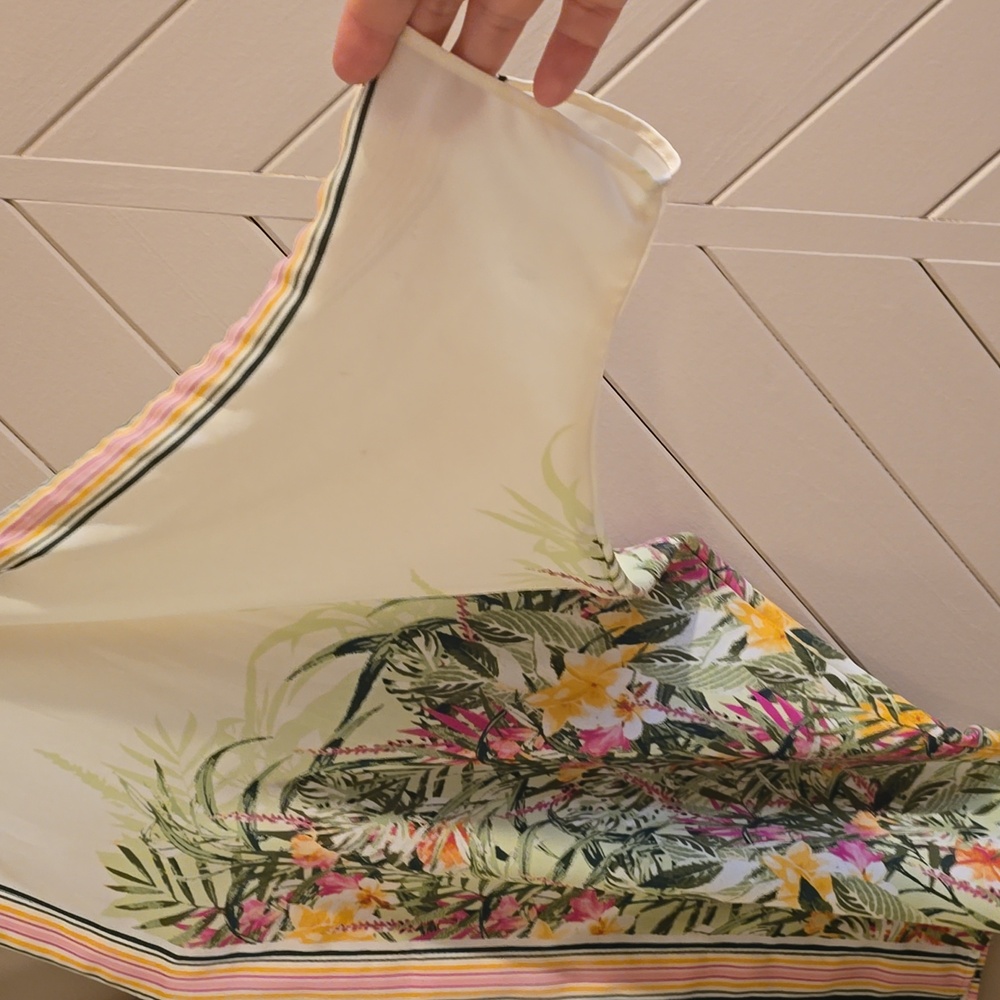 Rose & Olive Cream Floral V-Neck Tunic - Picture 3 of 4